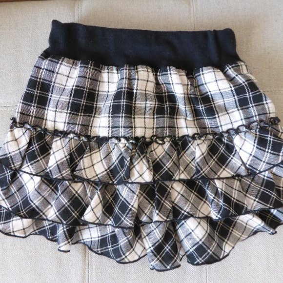 Cute Black Check Girls Skirt Skort Shorts Tiered Waistband 8-10 - Picture 1 of 8